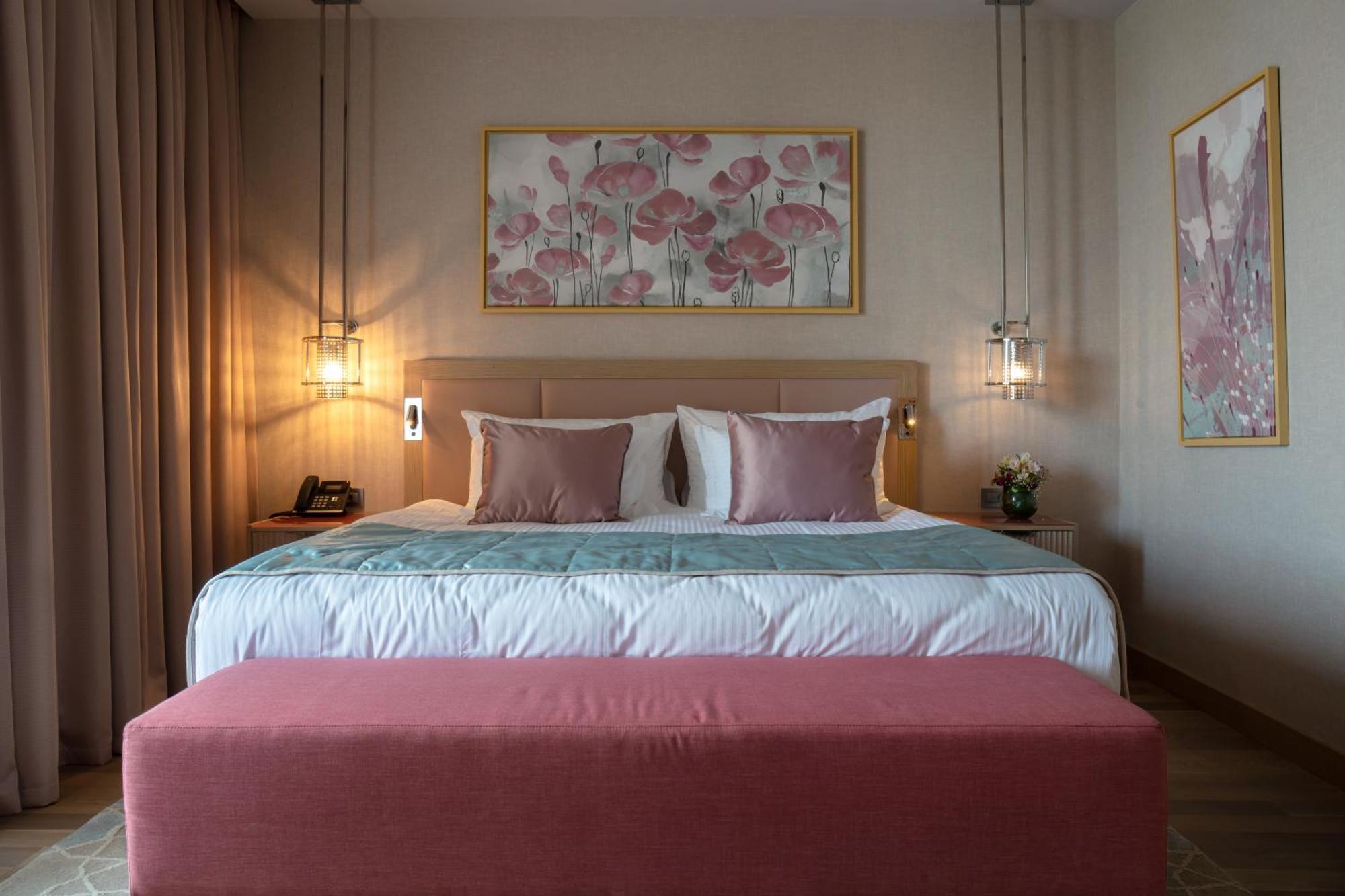 Karavansaray Turkistan Harbour Hotel -Flying Theatre Access 외부 사진 A bedroom at the hotel