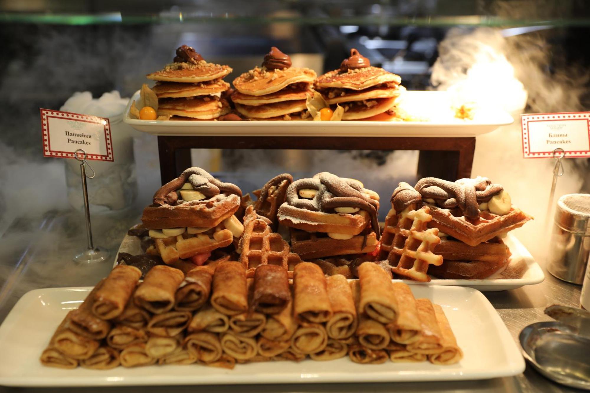 Karavansaray Turkistan Harbour Hotel -Flying Theatre Access 외부 사진 A display of various Italian pastries