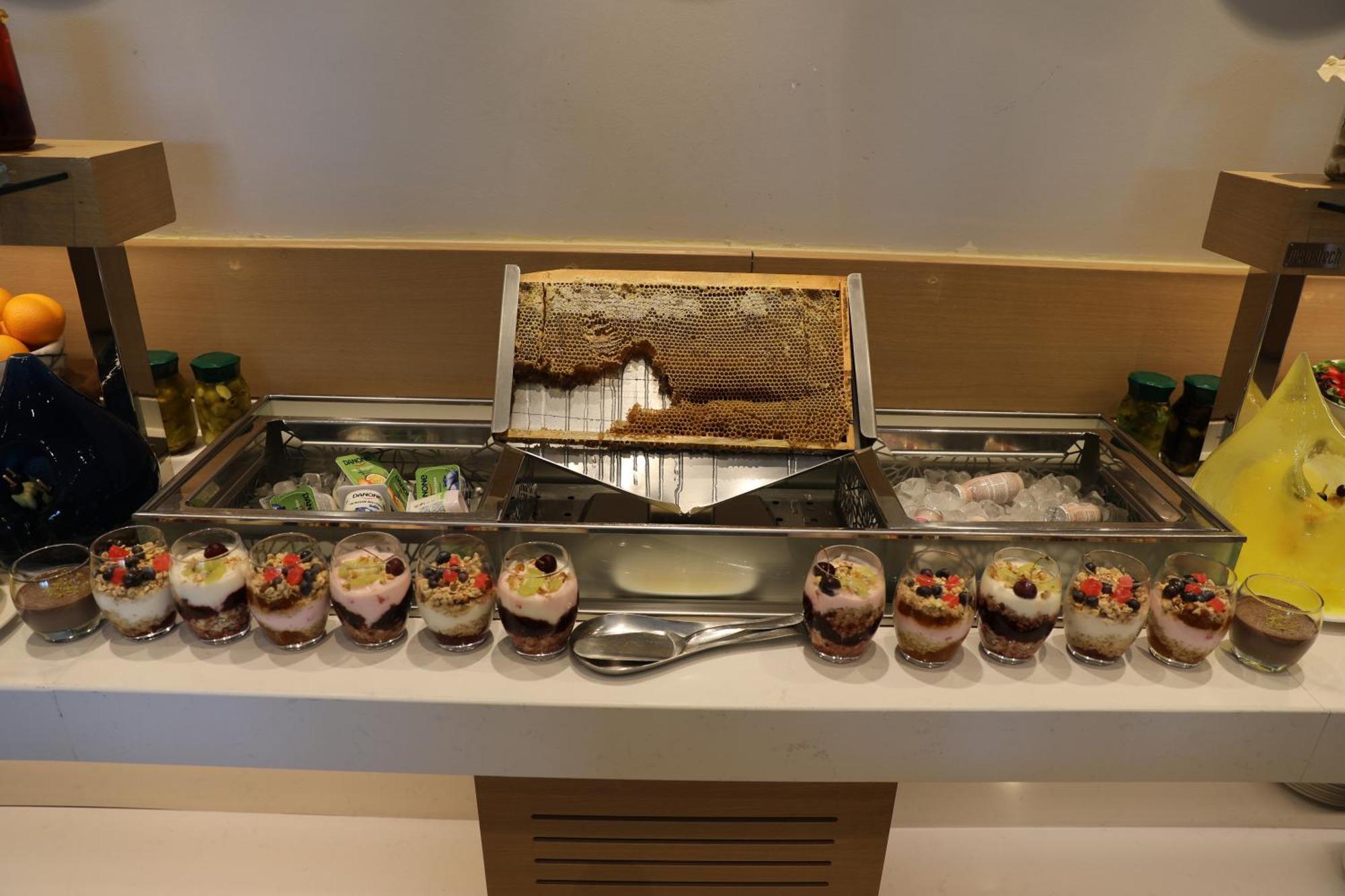 Karavansaray Turkistan Harbour Hotel -Flying Theatre Access 외부 사진 Honeycomb and honey at a buffet