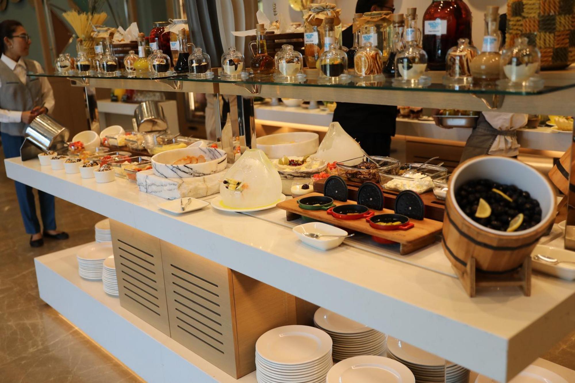 Karavansaray Turkistan Harbour Hotel -Flying Theatre Access 외부 사진 A buffet at a hotel