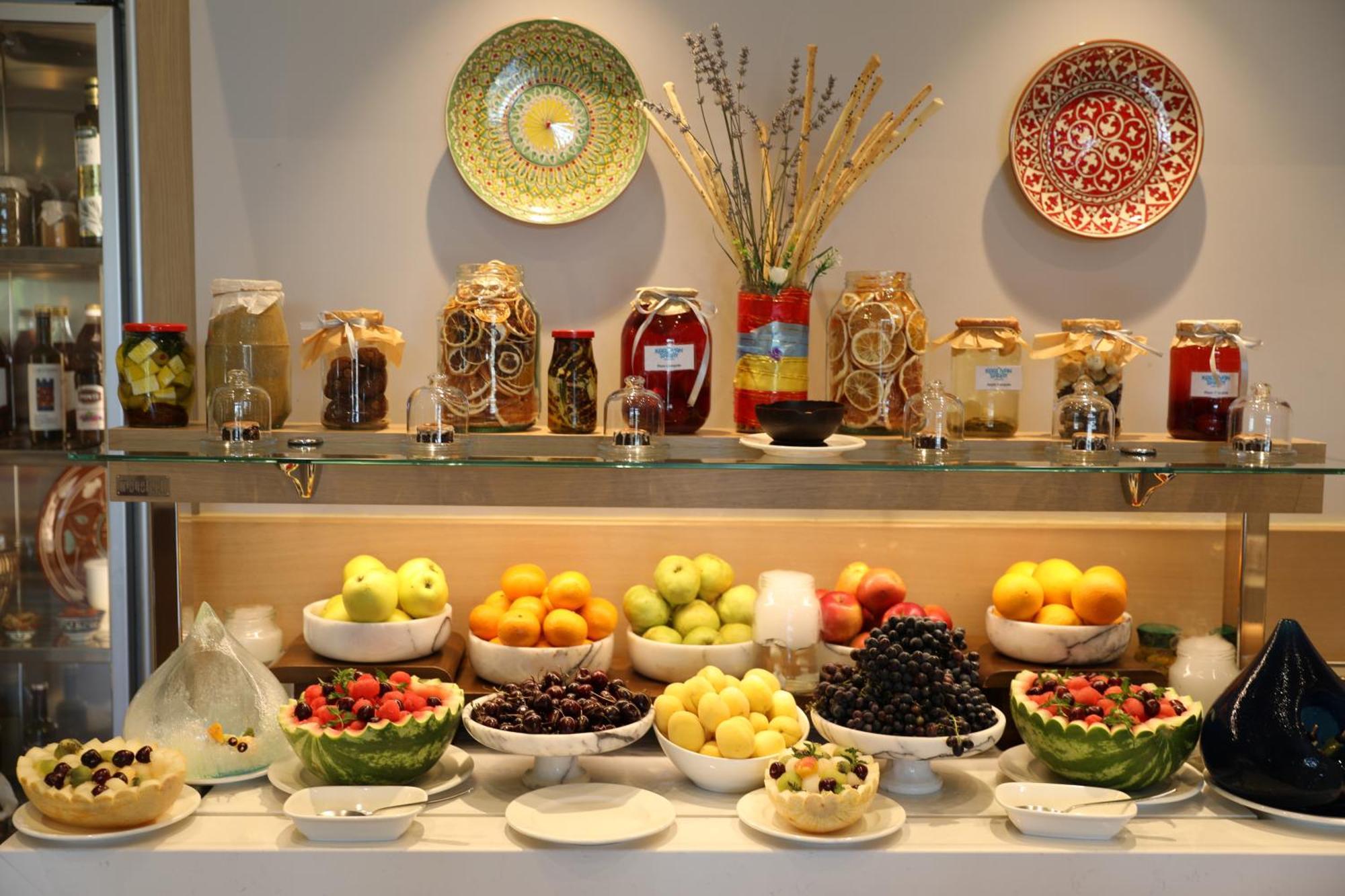 Karavansaray Turkistan Harbour Hotel -Flying Theatre Access 외부 사진 A fruit salad bar