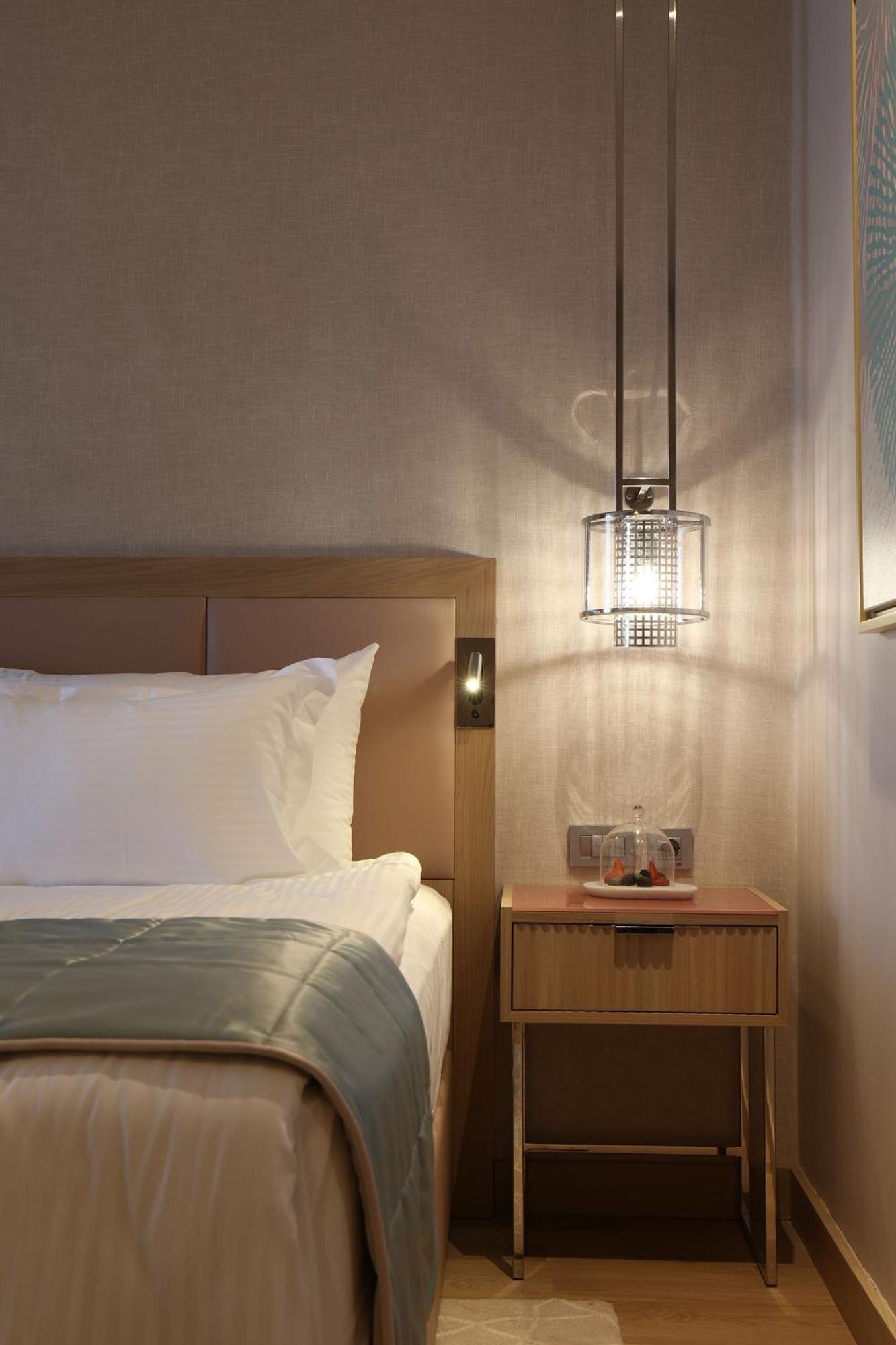 Karavansaray Turkistan Harbour Hotel -Flying Theatre Access 객실 사진 A wall light